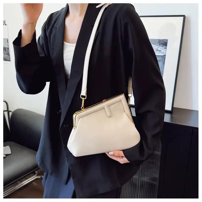 Sac à couches spacieux et tendance avec une grande ouverture pour un accès rapide aux articles lorsq