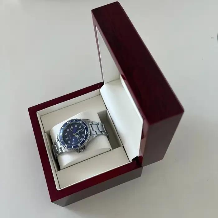 Boîte de rangement haut de gamme pour 1 montre, en bois, peinte en rouge, comme une boîte à bijoux, avec un briquet inclus, parfaite pour ranger les montres.