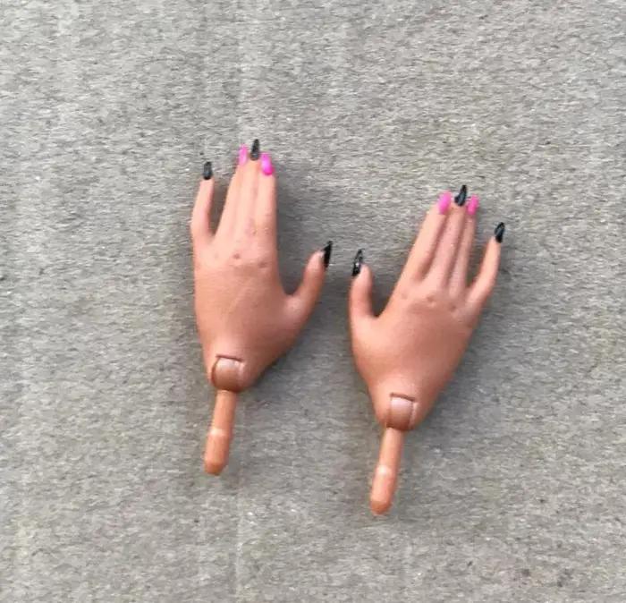 Chaussures originales pour mains de poupée