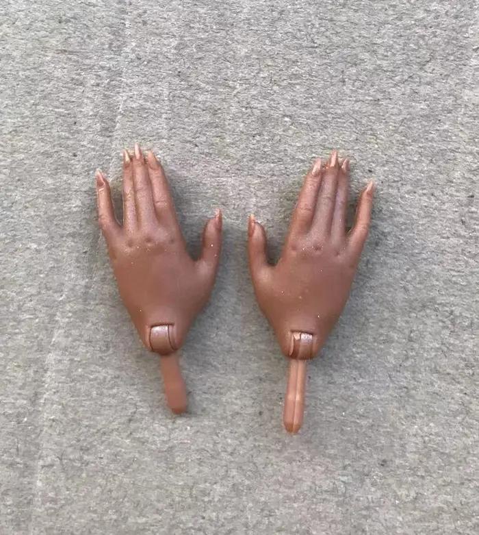 Chaussures originales pour mains de poupée