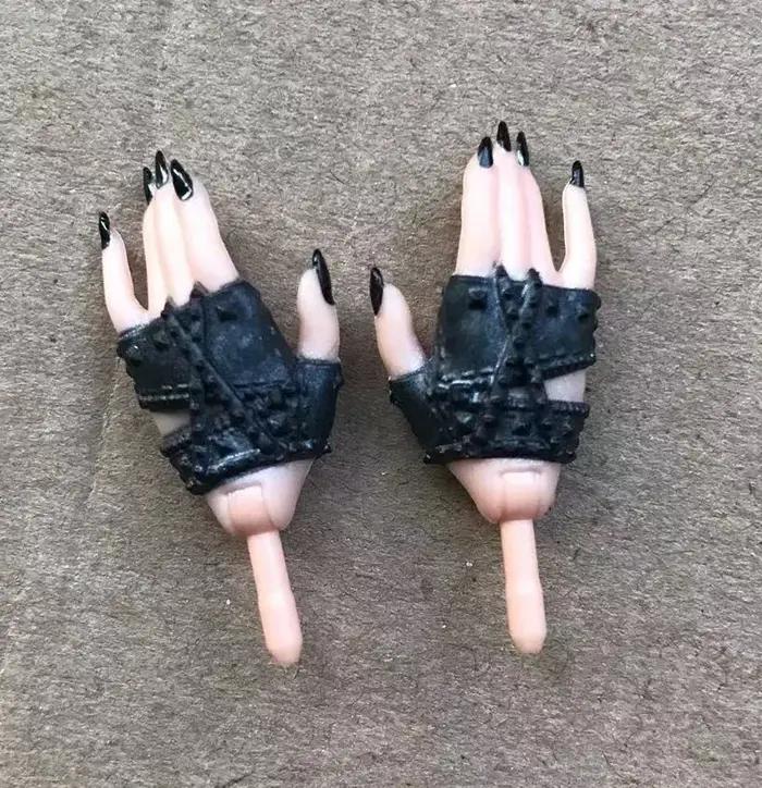 Chaussures originales pour mains de poupée