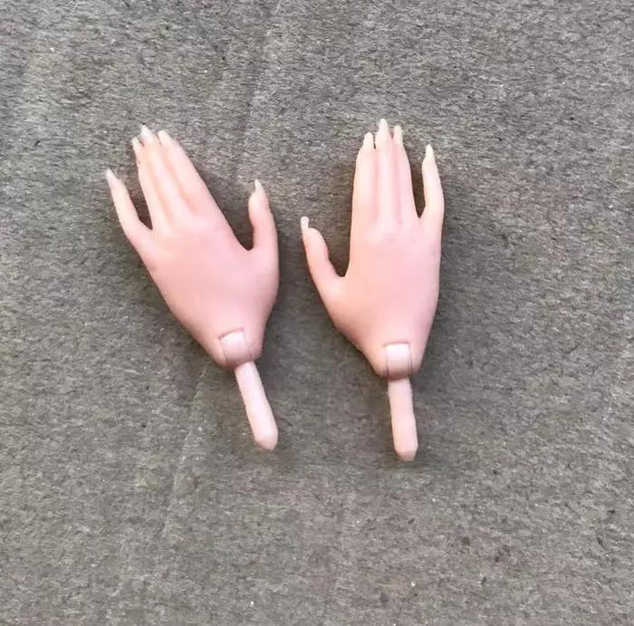 Chaussures originales pour mains de poupée