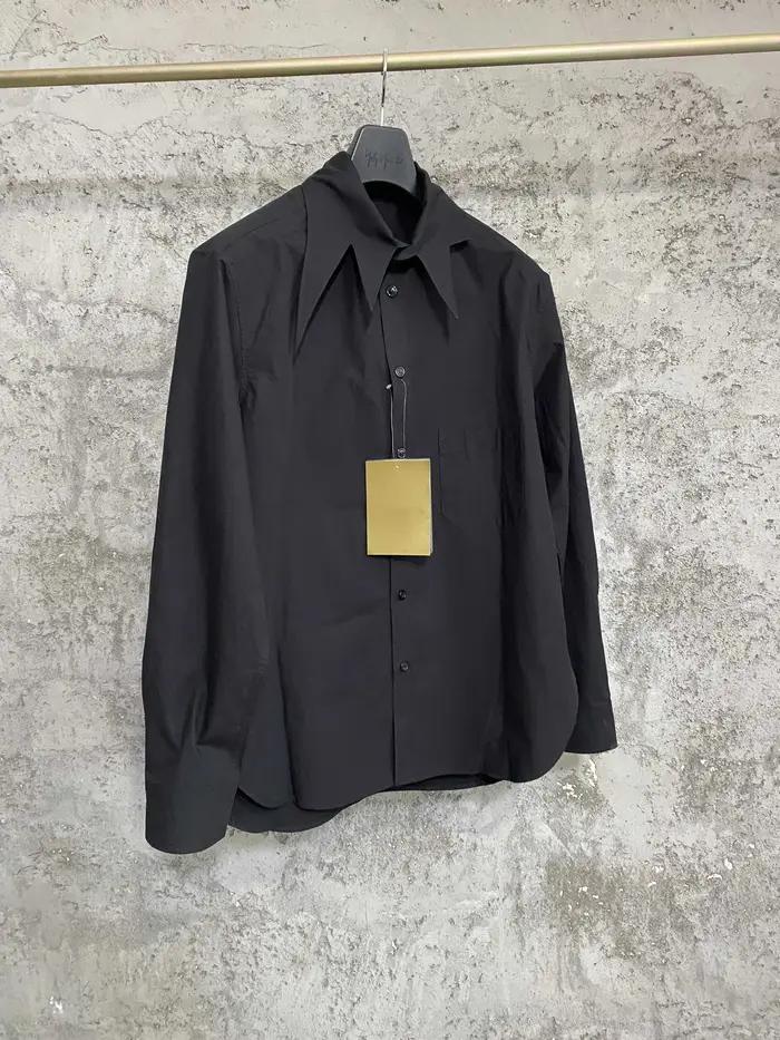 Un concepteur indépendant d'une chemise longue à col feuilles foncées