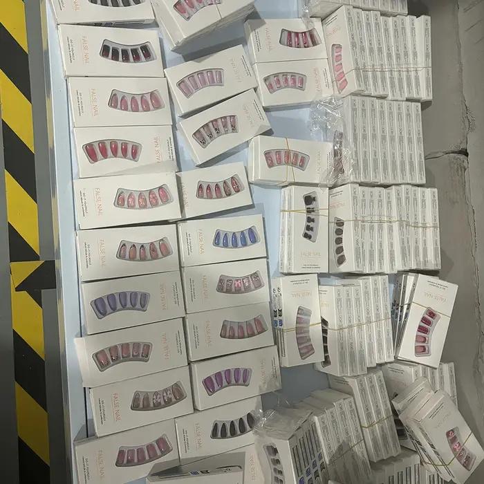 Boîte surprise, 96 pièces (4 boîtes) appuyez sur les clous, livraison aléatoire, styles multiplesNot