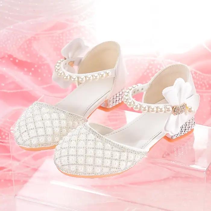 Les talons hauts pour les filles font un design de bandeau, parfaits pour les mariages et les occasi