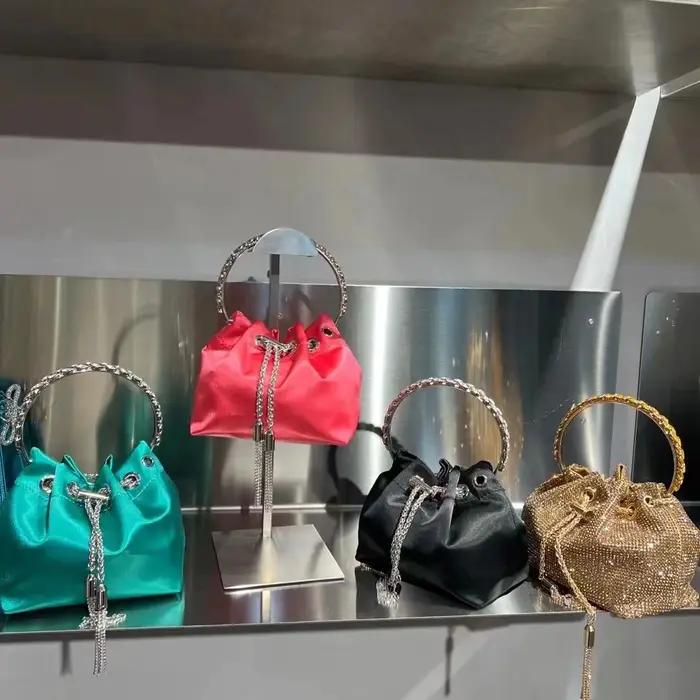 Sac à main de luxe avec diamants scintillants et pompon pour femme, bague en métal, pochette de fête