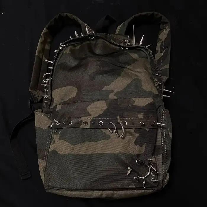 Sac à dos imprimé camouflage à rivets punk pour hommes et femmes, sac à dos conçu à la mode