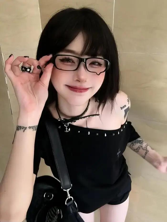 Seeslim noir épaules dénudées croix femmes T-shirt à manches courtes 2000s vêtements Y2k été hauts t