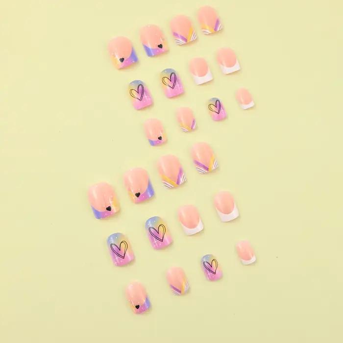 24 morceaux de faux ongles carrés courts, avec un cœur dégradé teint en halo et un design français c