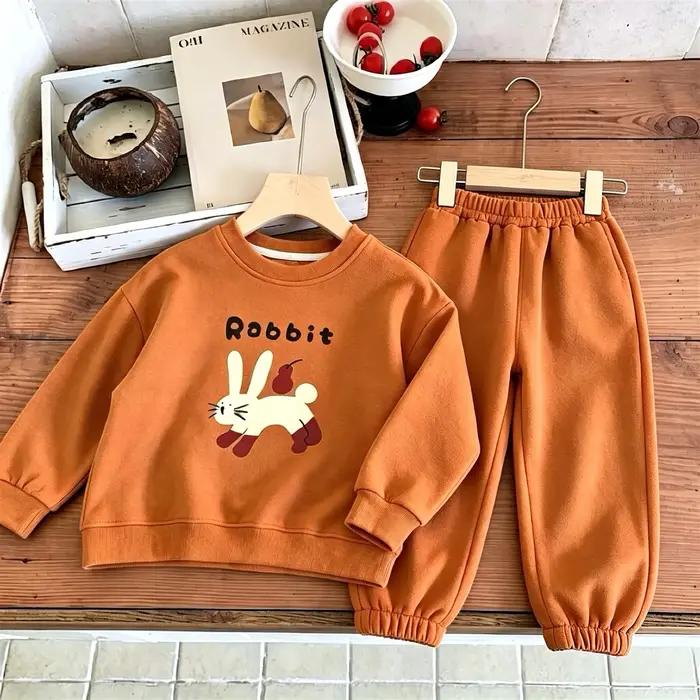 Ensemble de survêtements pour enfants deux pièces simples et tendance pour l'automne confortables et résistants à offrir pour des occasions spéciales