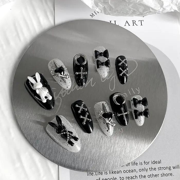 Nail art en forme d'amande fait à la main, beaux faux ongles, lapin noir et blanc d'halloween, adapt