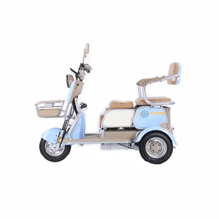 Le tricycle électrique à trois roues est un véhicule polyvalent sans barrière pour les loisirs et les déplacements avec un corps ouvert