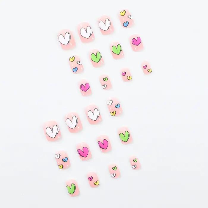 24 pièces faux ongles carrés courts mats, conception de coeur coloré couverture complète presse sur