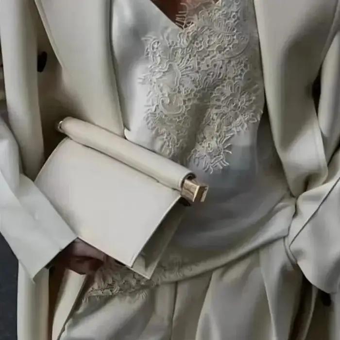 Un nouveau sac d'embrayage enroulé de luxe, à la mode et de niche pour femmes, un sac à bandoulière