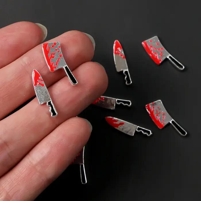 10 Pièces Faux Armes d'Halloween avec Breloques Ongles Effet Sang, Décorations Métalliques pour Ongl