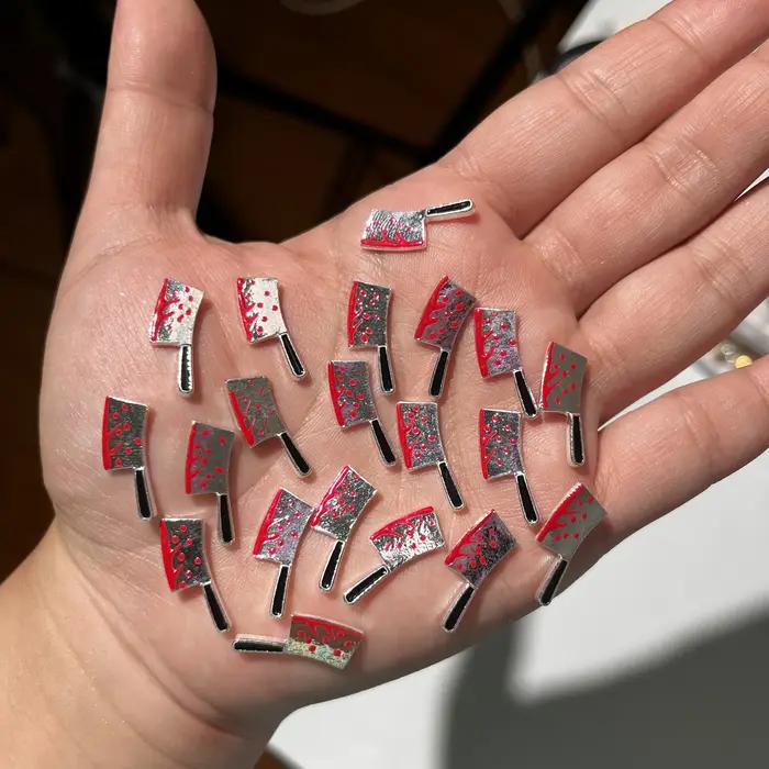 10 Pièces Faux Armes d'Halloween avec Breloques Ongles Effet Sang, Décorations Métalliques pour Ongl